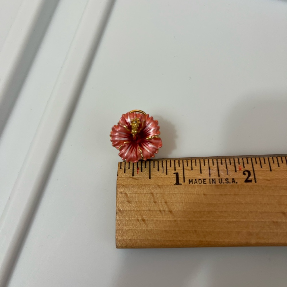 Hawiian Hibiscus Flower pierced earrings. - Picture 3 of 3